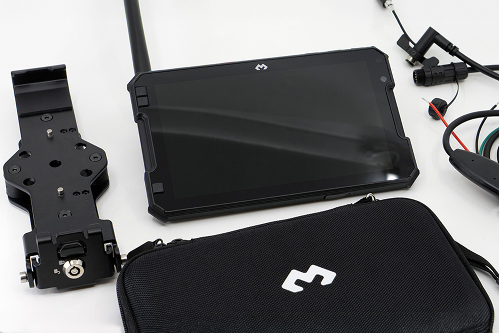 Robustes Tablet, Touchscreen, schwarzes Gehäuse, Montagehalterung, Transporttasche