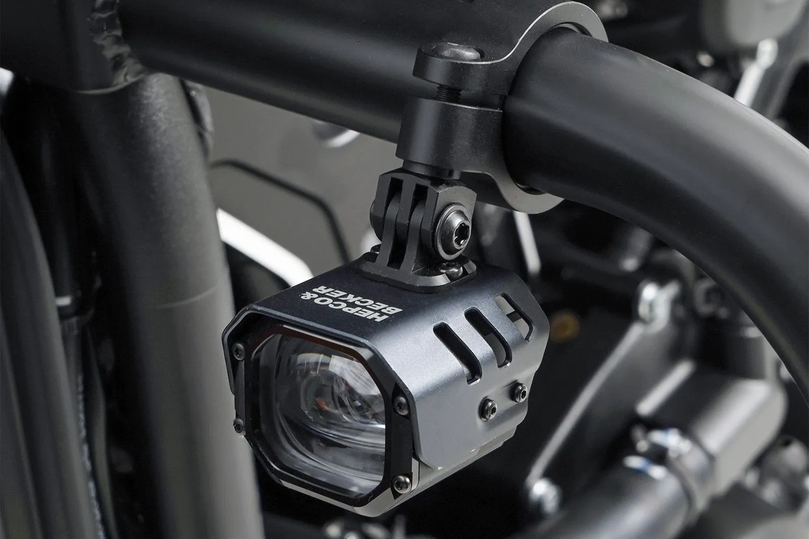 Hepco-Becker LED Zusatzscheinwerfer NOVA inkl. 25-32mm Universalbefestigungsset, Kabelbaum und Schalter