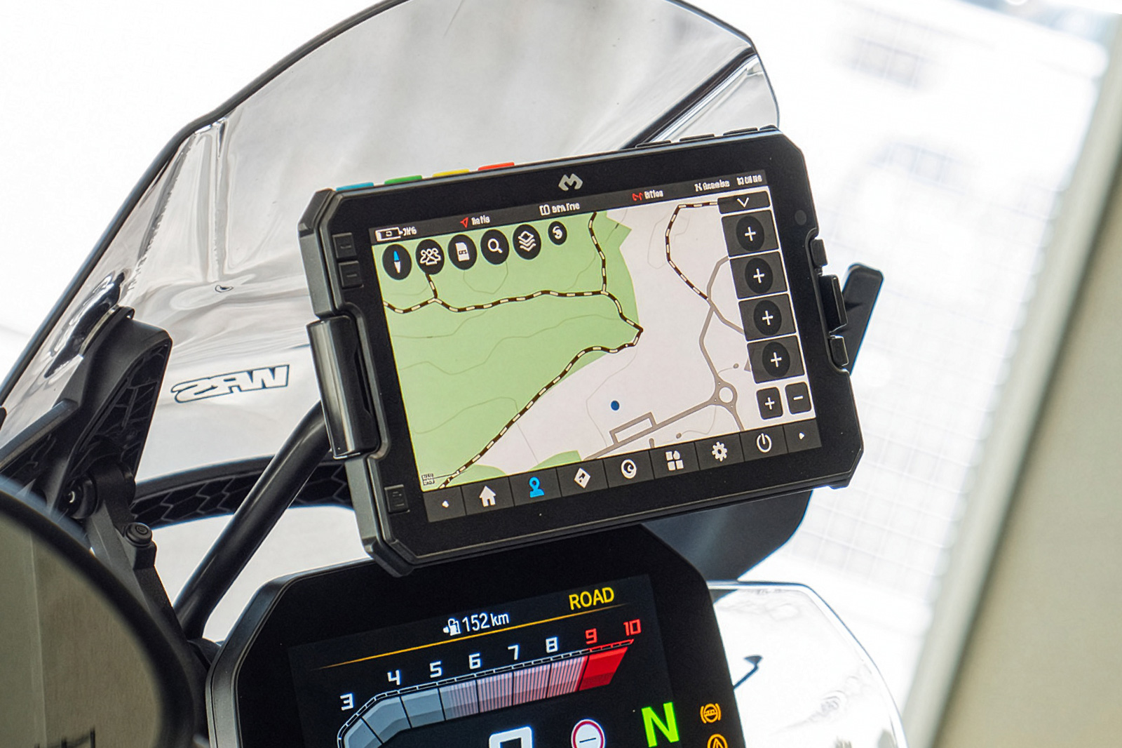 Navigationsgerät, Touchscreen, GPS-Navigation, robustes Gehäuse, Kartenanzeige, Motorrad-Navigationsgerät, Touchscreen, Kartenanzeige, Lenkerhalterung, Schwarzes Gehäuse